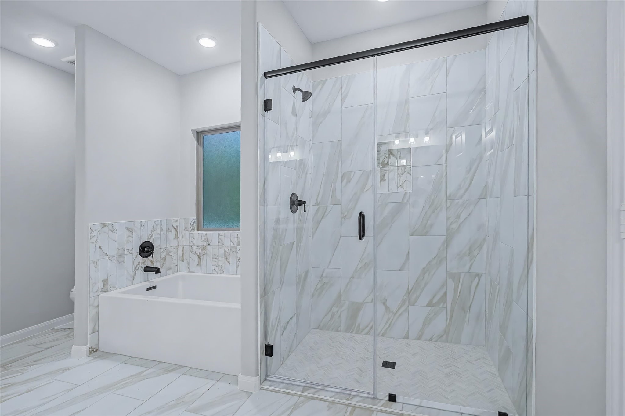 347 Iron Horse Road Willis, TX 77378 - Photo 37 of 49 Primary shower and soaking tub