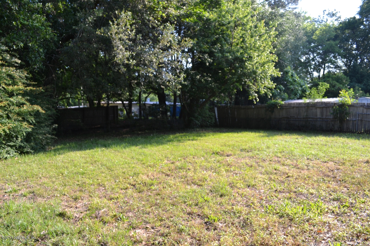 7003 Clovis Road Jacksonville, FL 32205 - Photo 5 of 10 a view of a yard