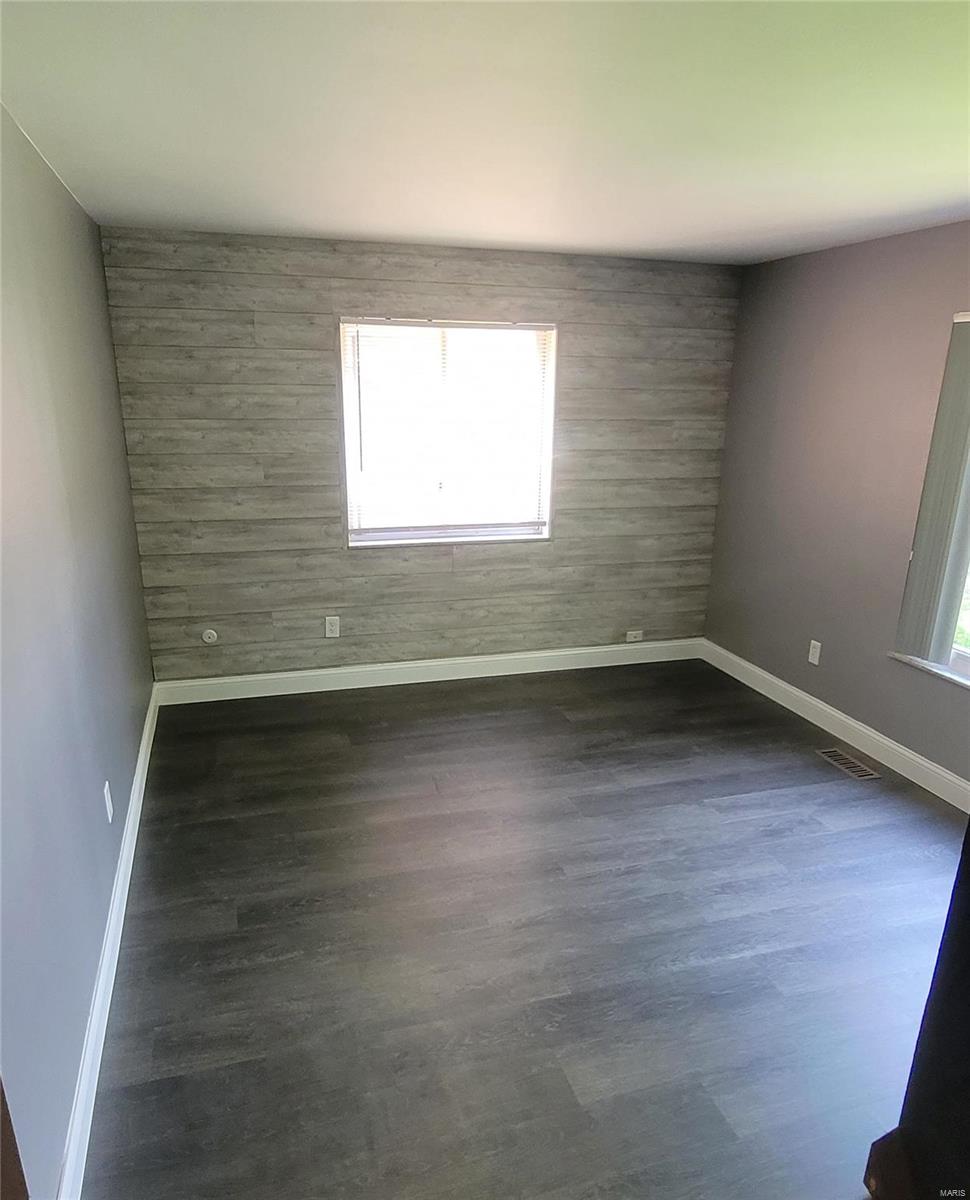 10050 Willdan Drive St. Louis, MO 63123 - Photo 5 of 9