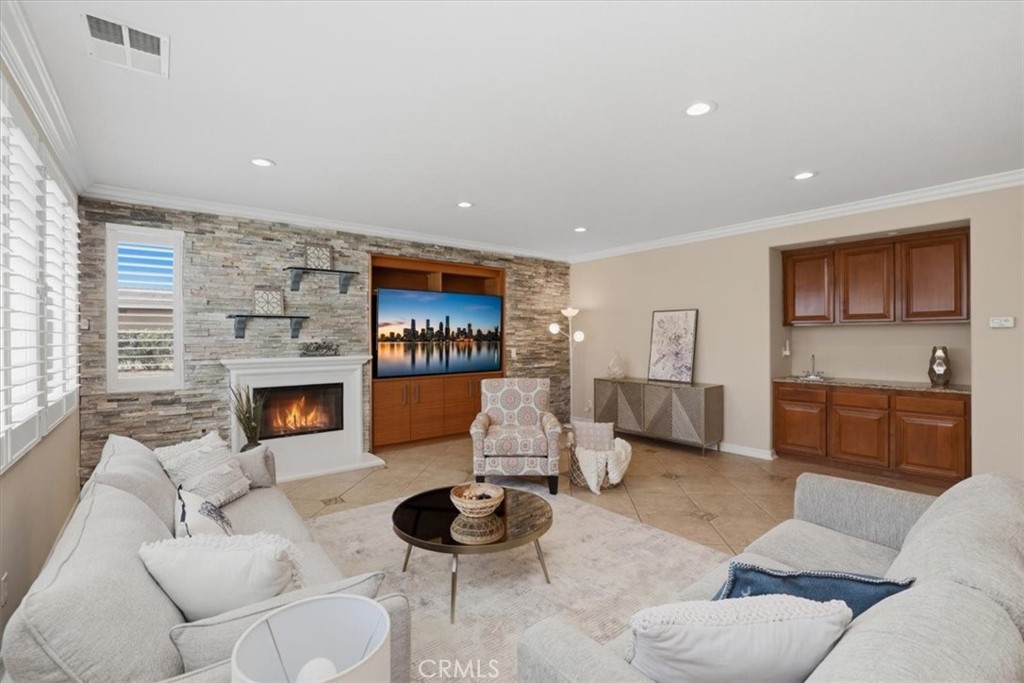16795 Eagle Peak Road Riverside, CA 92504 - Photo 20 of 74 Family Room with Bar