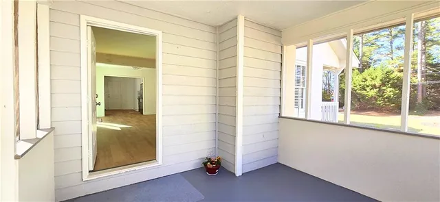 a view of empty room with window