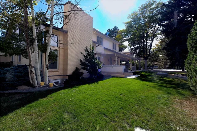 a view of a house with a yard