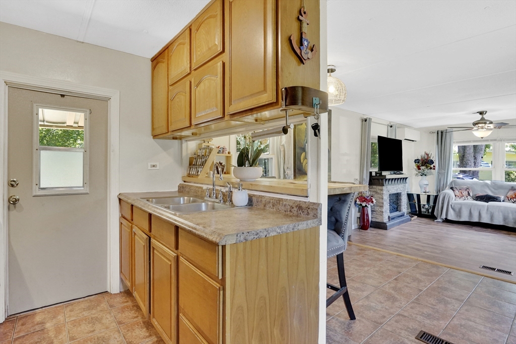 67 Fieldston Street Springfield, MA 01119 - Photo 11 of 16