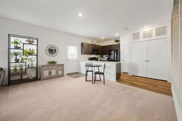 a view of a backyard