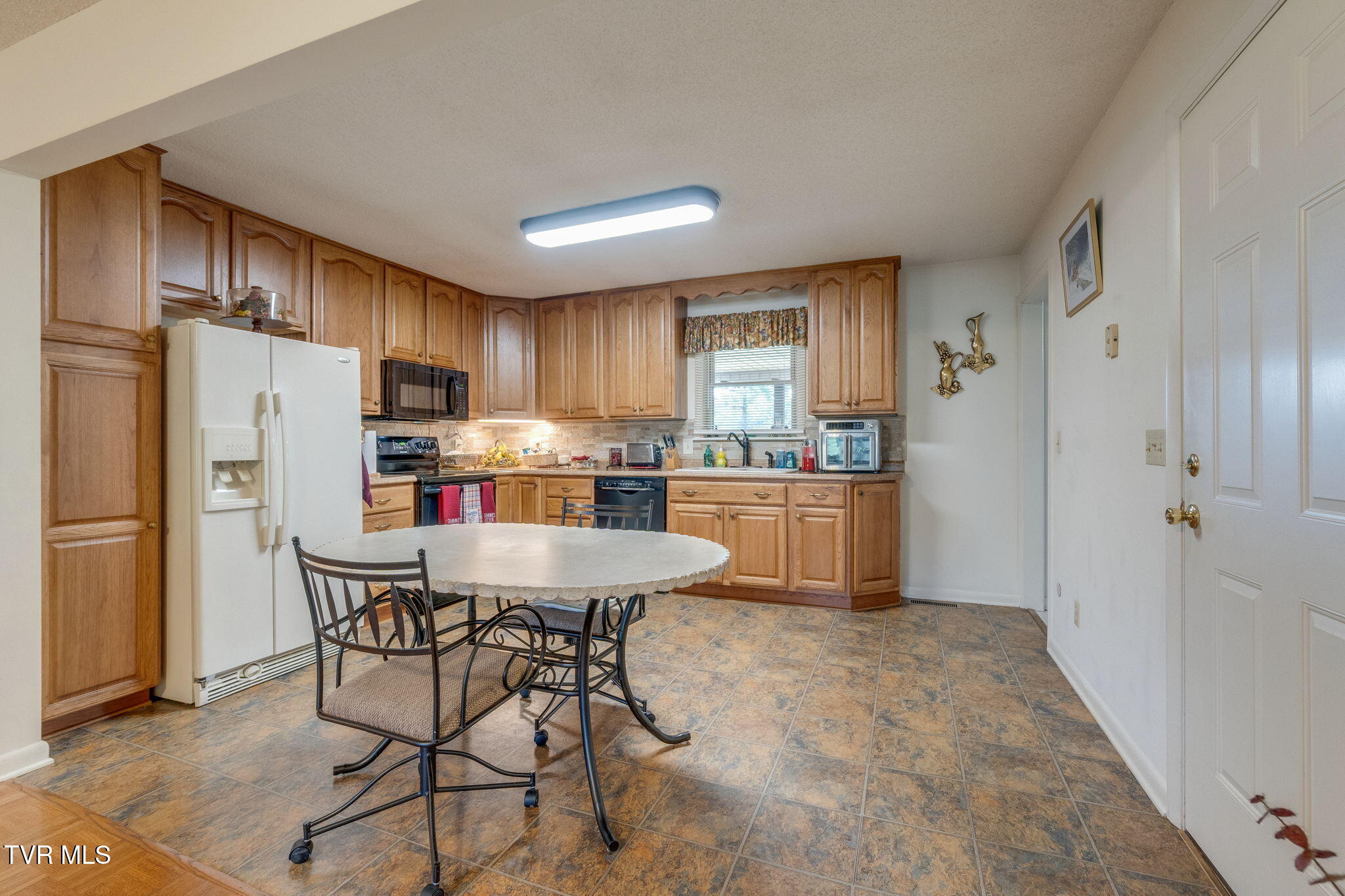 227 Highfield Road Bristol, TN 37620 - Photo 13 of 39 013