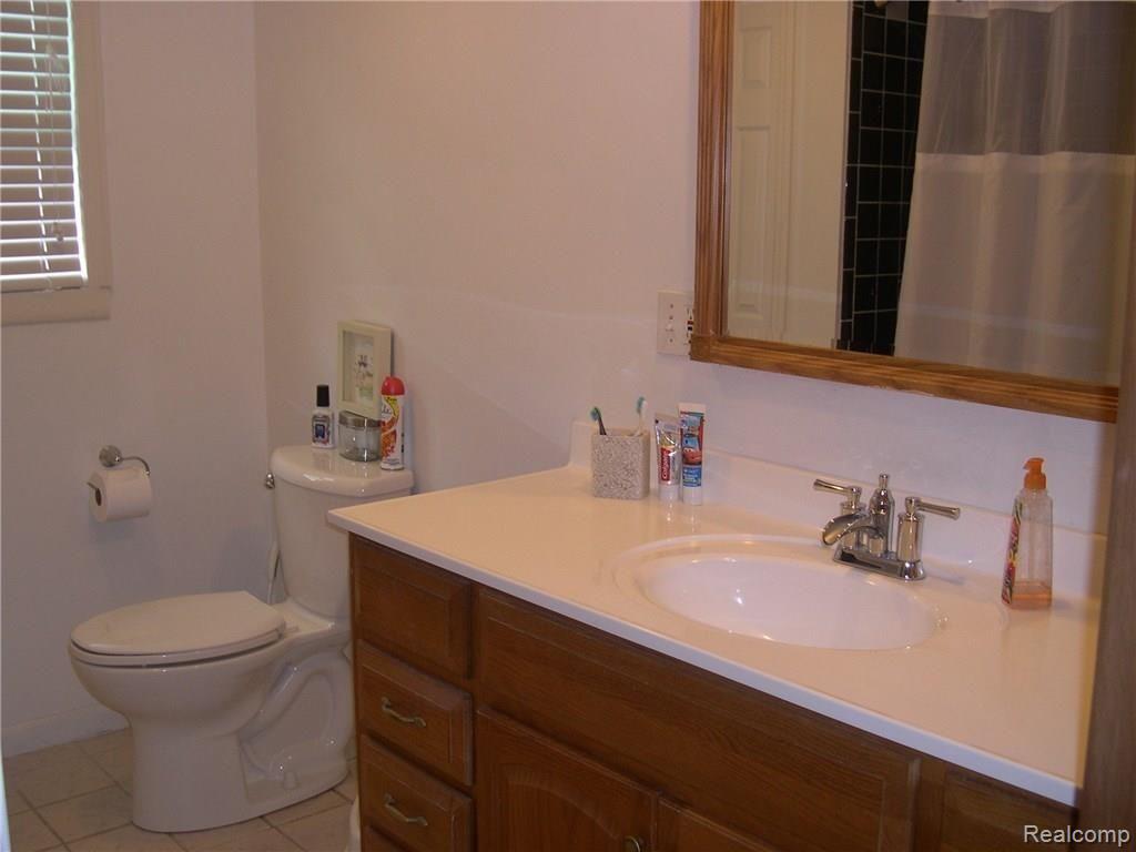 10219 Farmington Road Livonia, MI 48150 - Photo 22 of 34 FULL BATH MAIN FLOOR