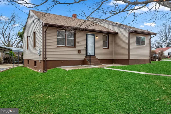 a view of a house with a backyard