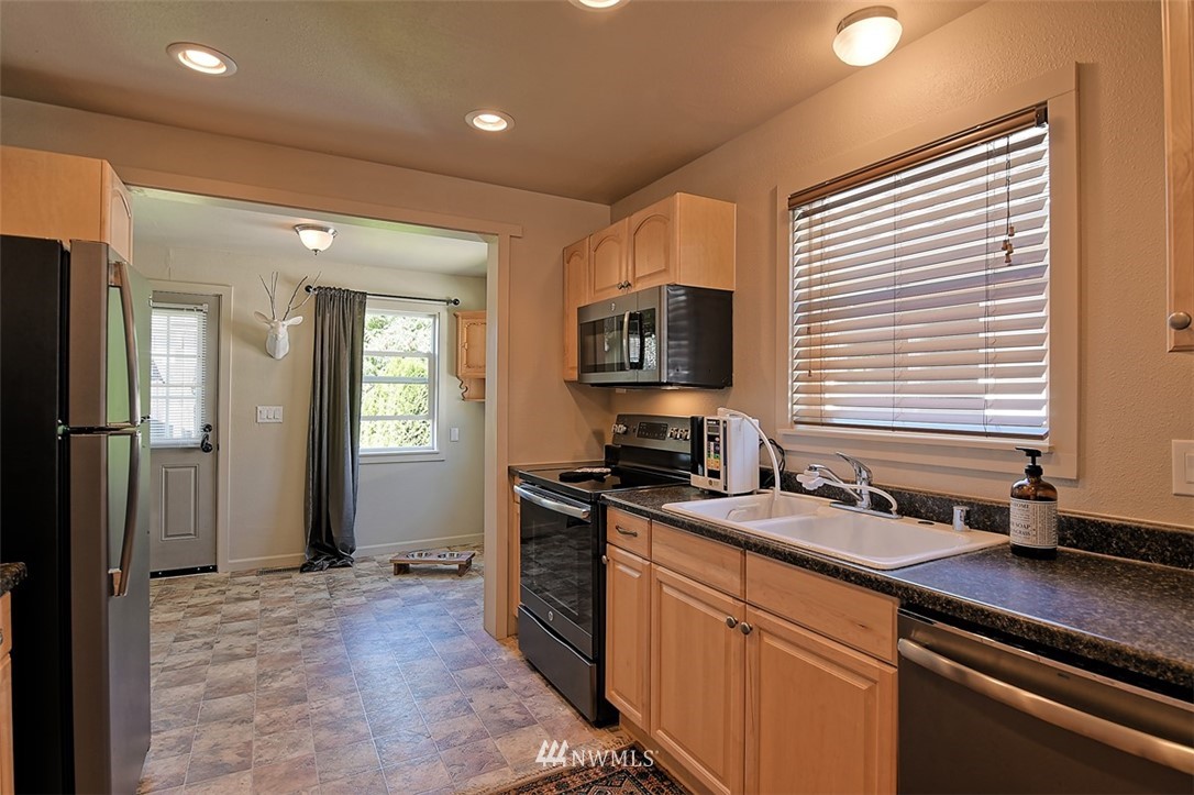 2326 Rockefeller Avenue Everett, WA 98201 - Photo 8 of 21
