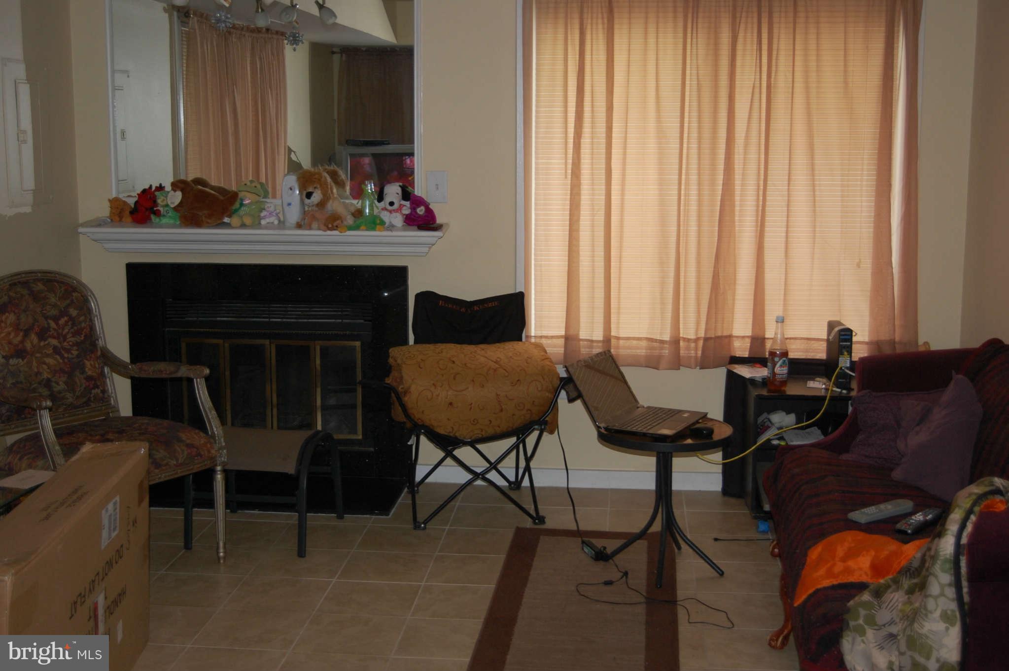 9900 Hellingly Place, Unit 158 Gaithersburg, MD 20886 - Photo 2 of 9 Living Room