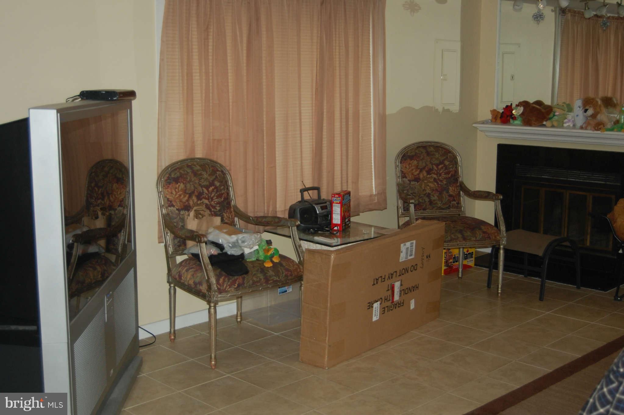 9900 Hellingly Place, Unit 158 Gaithersburg, MD 20886 - Photo 3 of 9 Living Room