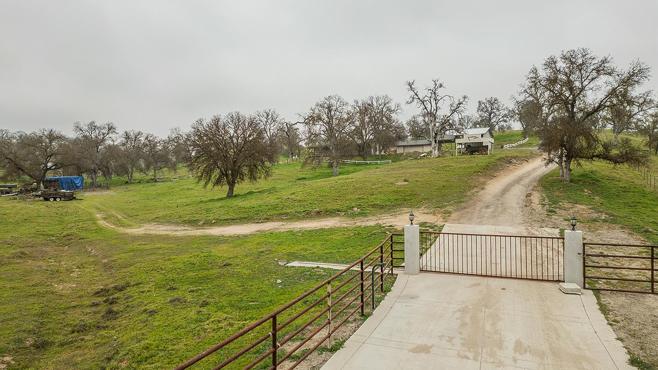 10562 Millerton Road Clovis, CA 93619 - Photo 3 of 49