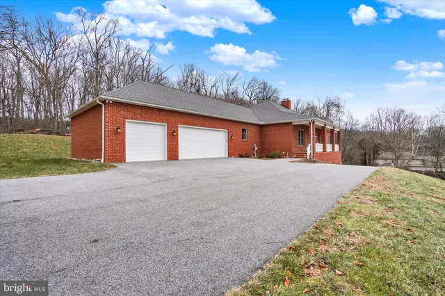 $899,900 | 3833 Pleasant Valley Road, York, PA 17406