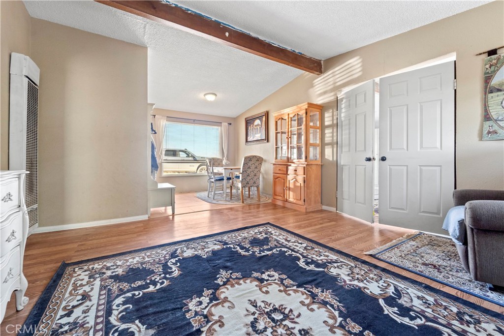 25088 Agate Road Barstow, CA 92311 - Photo 7 of 32 Living Room
