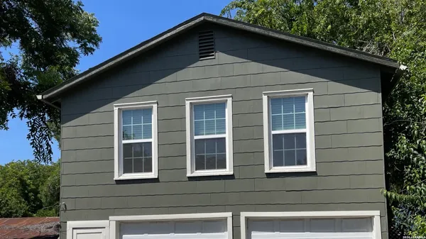 $1,000 | 158 North Chestnut Avenue, New Braunfels, TX 78130