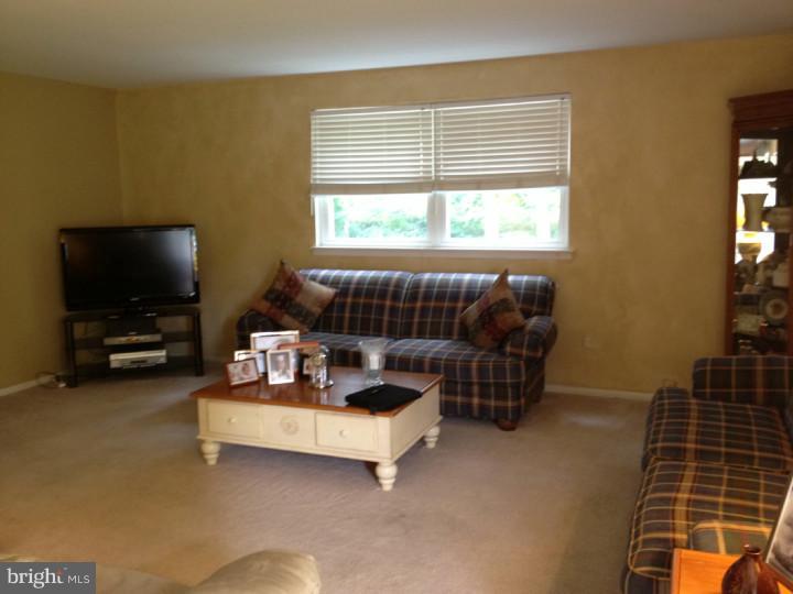 376 Rennard Street Philadelphia, PA 19116 - Photo 12 of 22 Living Room