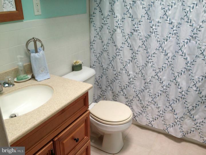 376 Rennard Street Philadelphia, PA 19116 - Photo 15 of 22 Bathroom