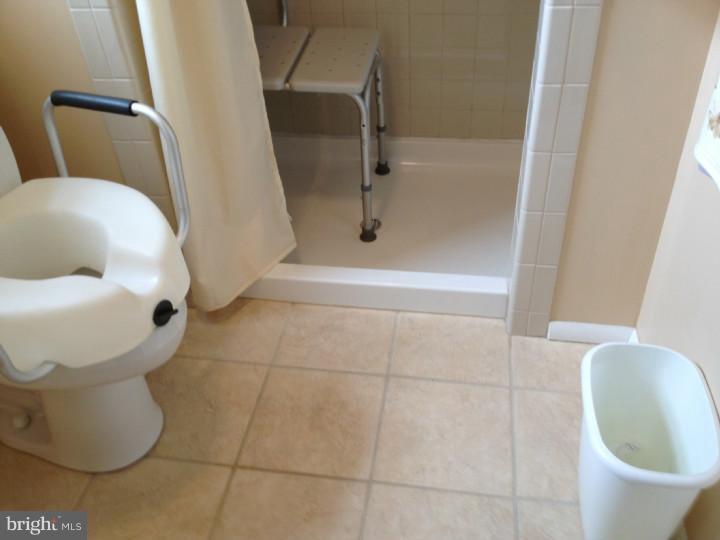 376 Rennard Street Philadelphia, PA 19116 - Photo 17 of 22 Bathroom
