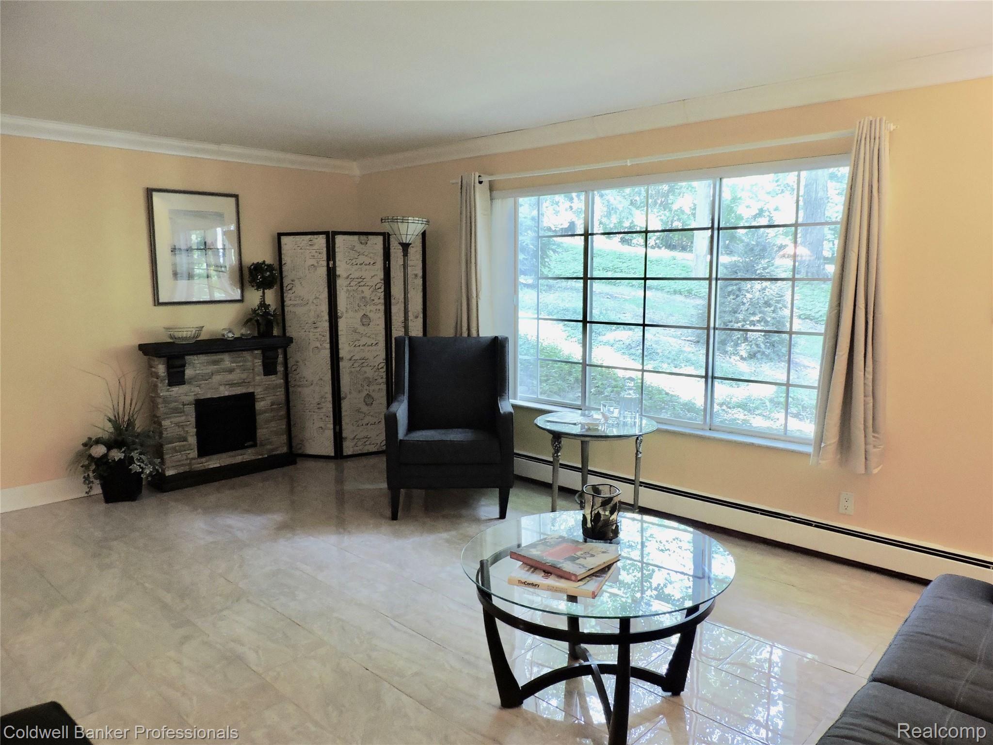 419 Prospect Street, Unit 105 Romeo, MI 48065 - Photo 4 of 37 Lots of natural light.