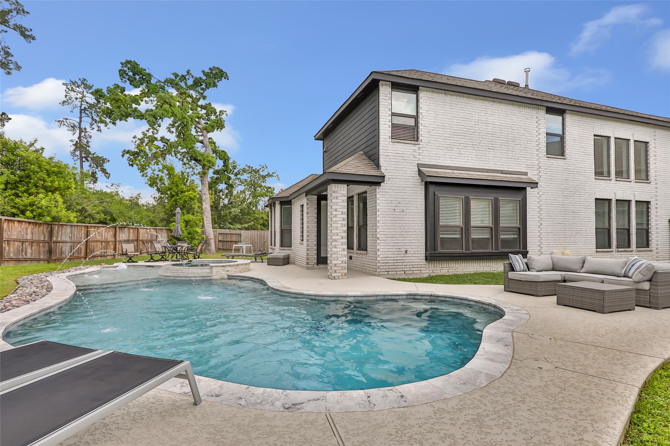 527 Chestnut Reef Court Conroe, TX 77304 - Photo 31 of 40 a view of a house with swimming pool and sitting area
