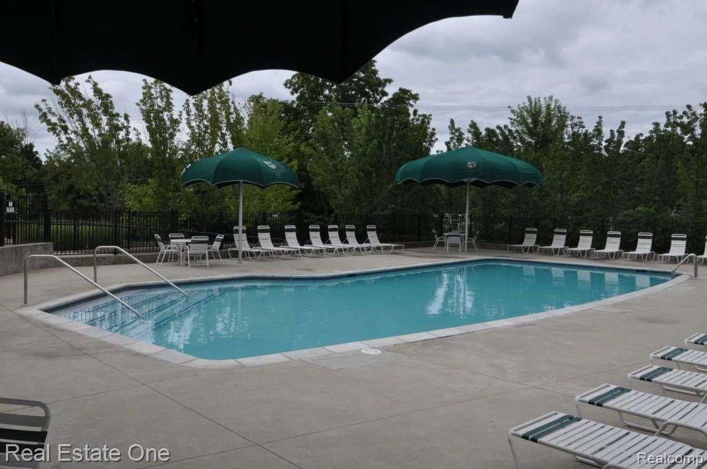 618 East Nawakwa Road Rochester, MI 48307 - Photo 28 of 30 27.jpg