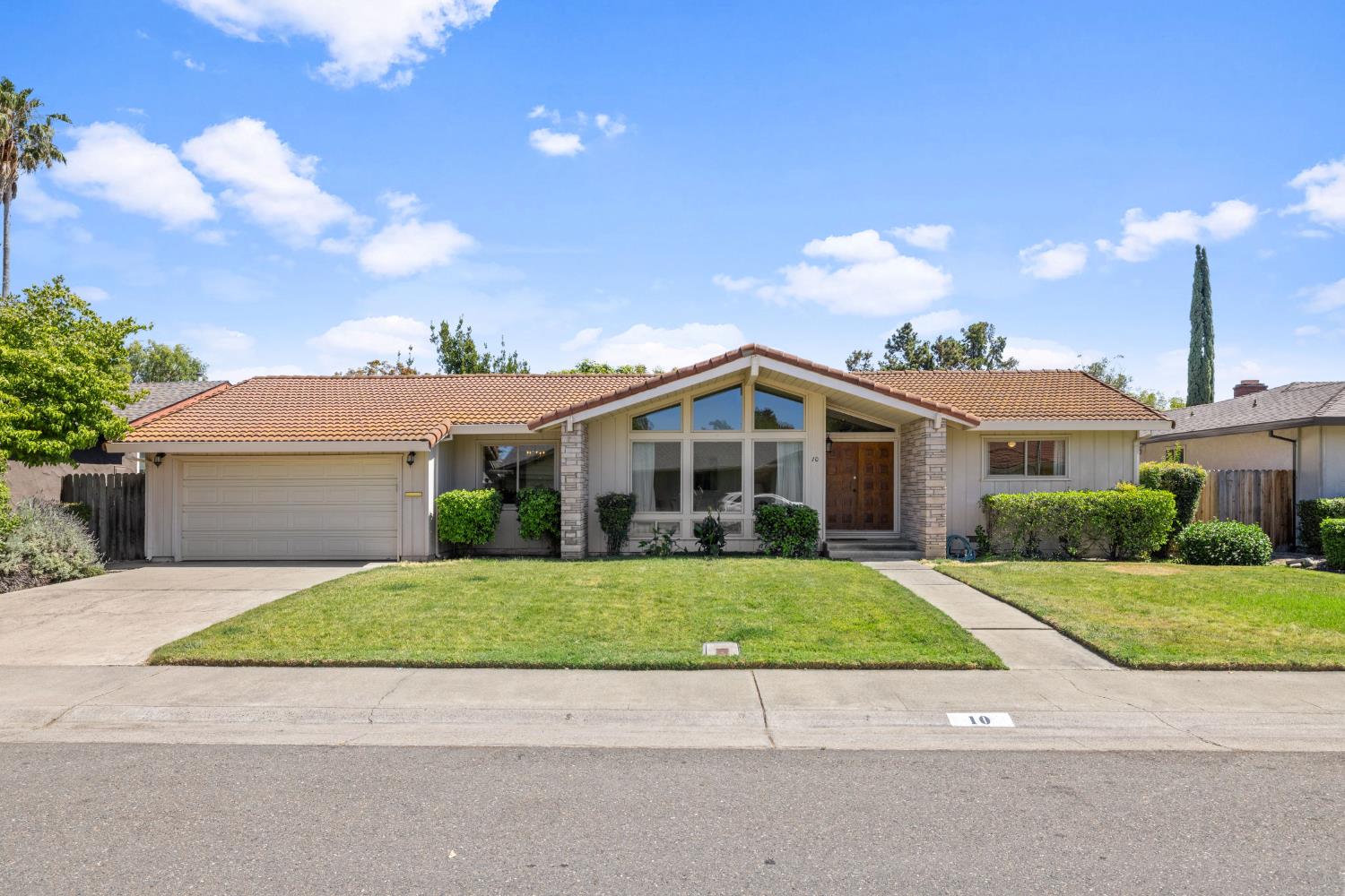 a view of a yard in front of a house
