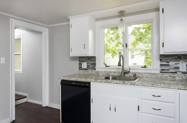 $2,300 | 137 Locust Street, Unit B, Dover, NH 03820