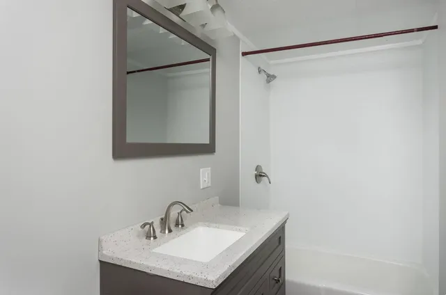 $2,300 | 137 Locust Street, Unit B, Dover, NH 03820