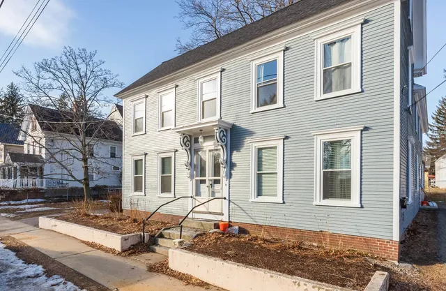 $2,300 | 137 Locust Street, Unit B, Dover, NH 03820