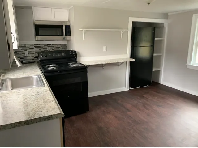 $2,300 | 137 Locust Street, Unit B, Dover, NH 03820