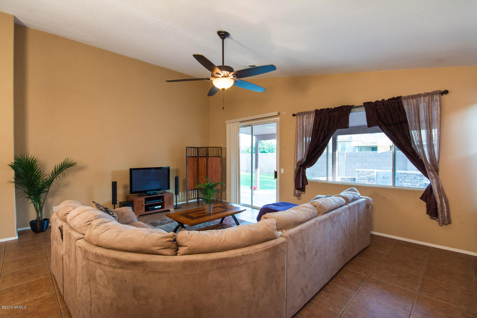 3221 West Shumway Farm Road Phoenix, AZ 85041 - Photo 11 of 32 Family room
