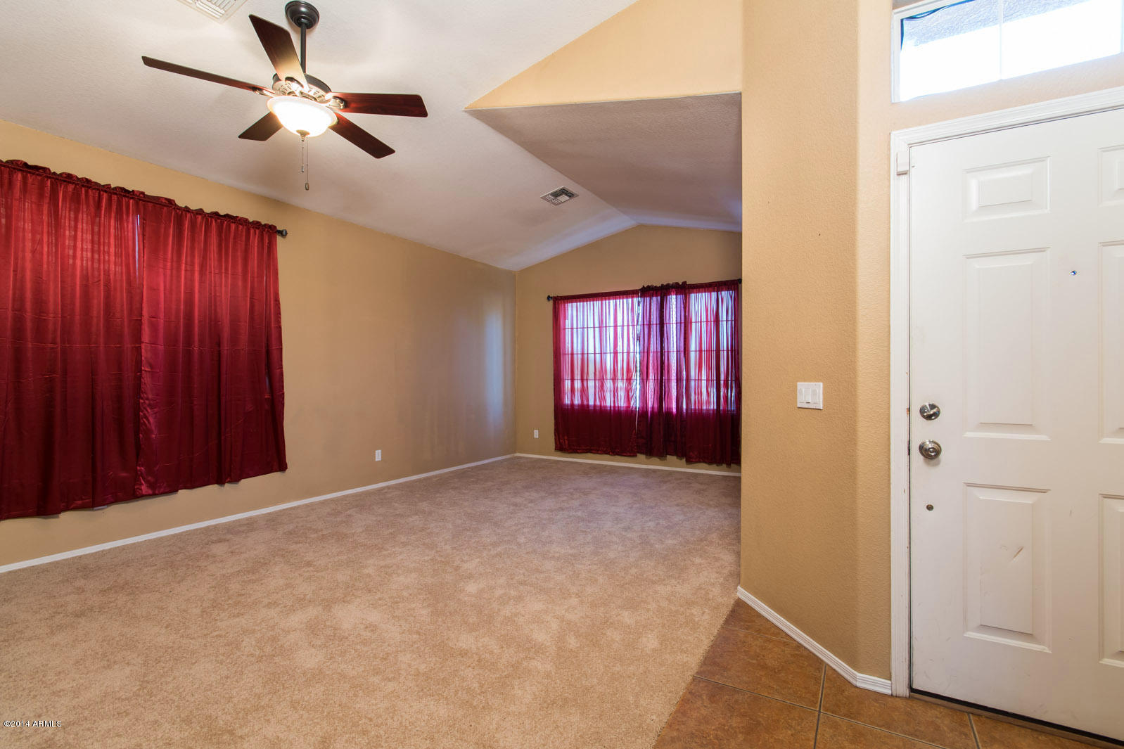 3221 West Shumway Farm Road Phoenix, AZ 85041 - Photo 4 of 32 Living room