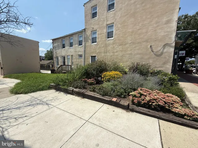 a view of a pathway both side of white house