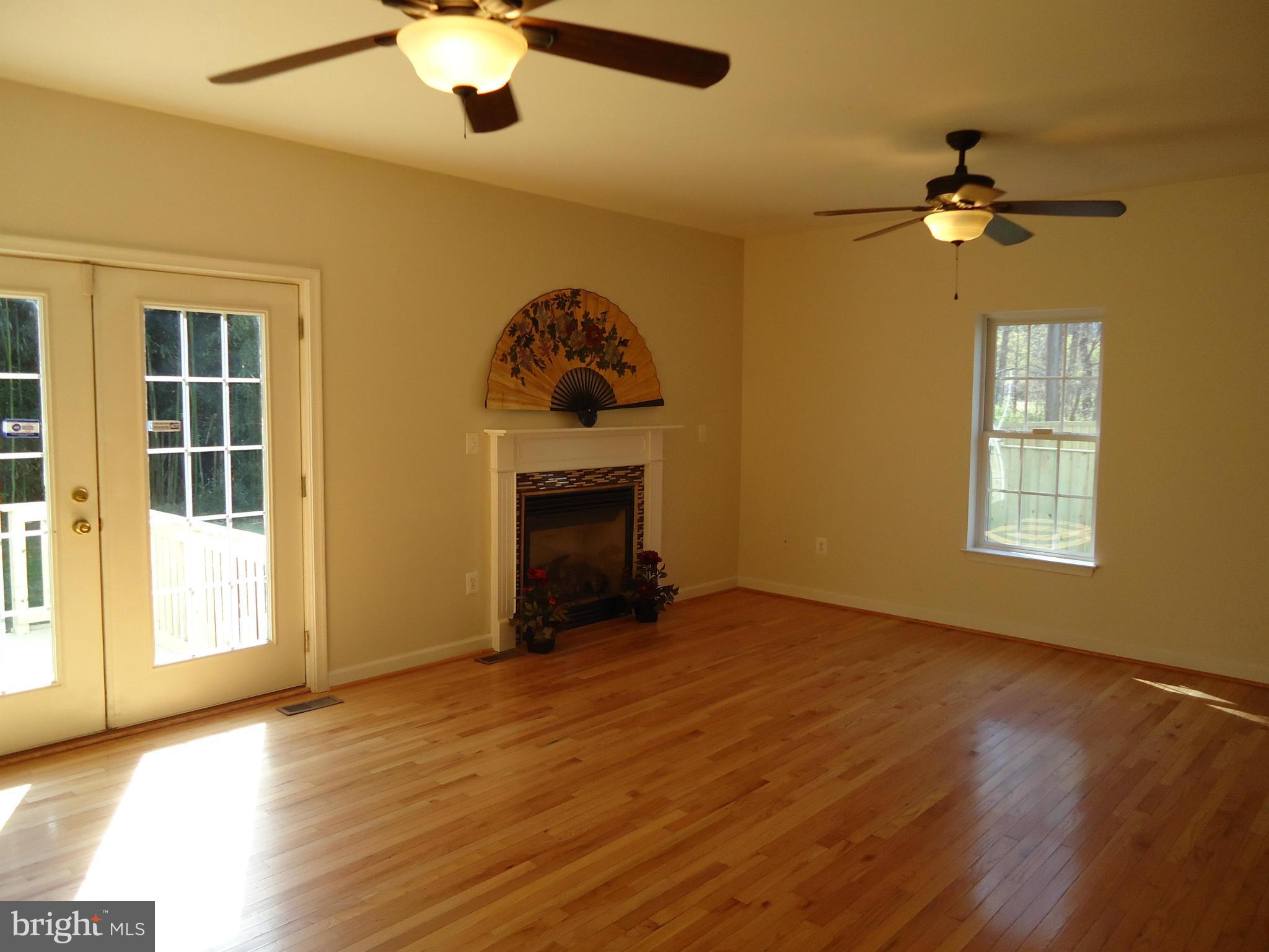 3853 Graham Park Road, Unit 3 Triangle, VA 22172 - Photo 2 of 21 Family Room