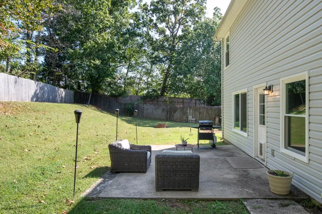 a view of a backyard