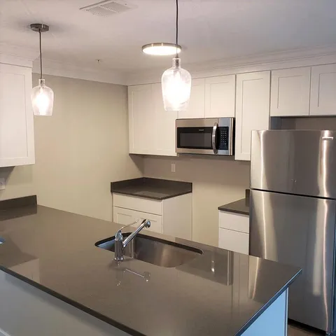 $2,300 | 10 4th Street, Unit 401, Dover, NH 03820