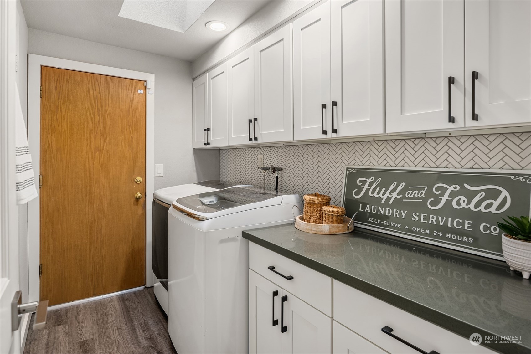917 9th Avenue South Edmonds, WA 98020 - Photo 23 of 40 a view of kitchen with window and cabinets