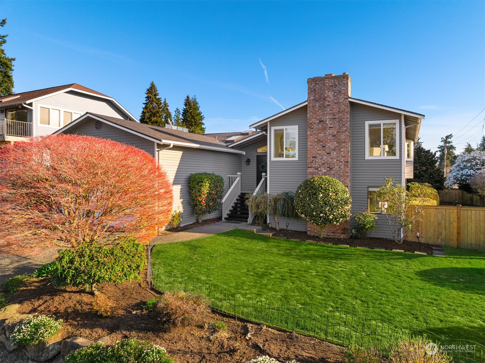 917 9th Avenue South Edmonds, WA 98020 - Photo 35 of 40 a front view of a house with a yard