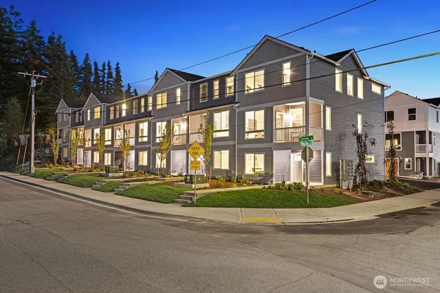 $559,990 | 7025 Rainier Drive, Unit B, Everett, WA 98203