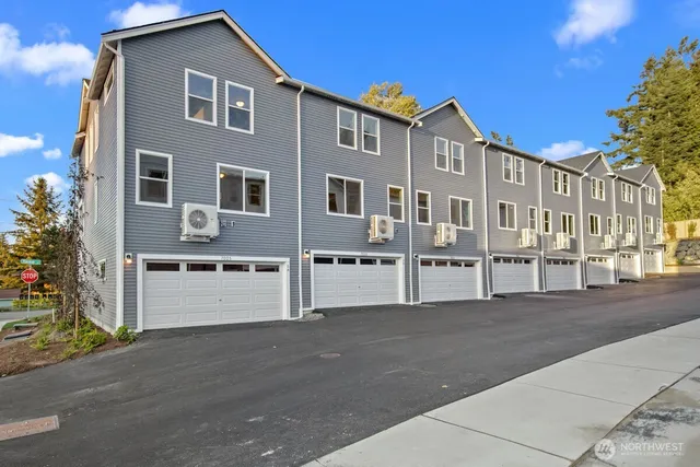 $559,990 | 7025 Rainier Drive, Unit B, Everett, WA 98203