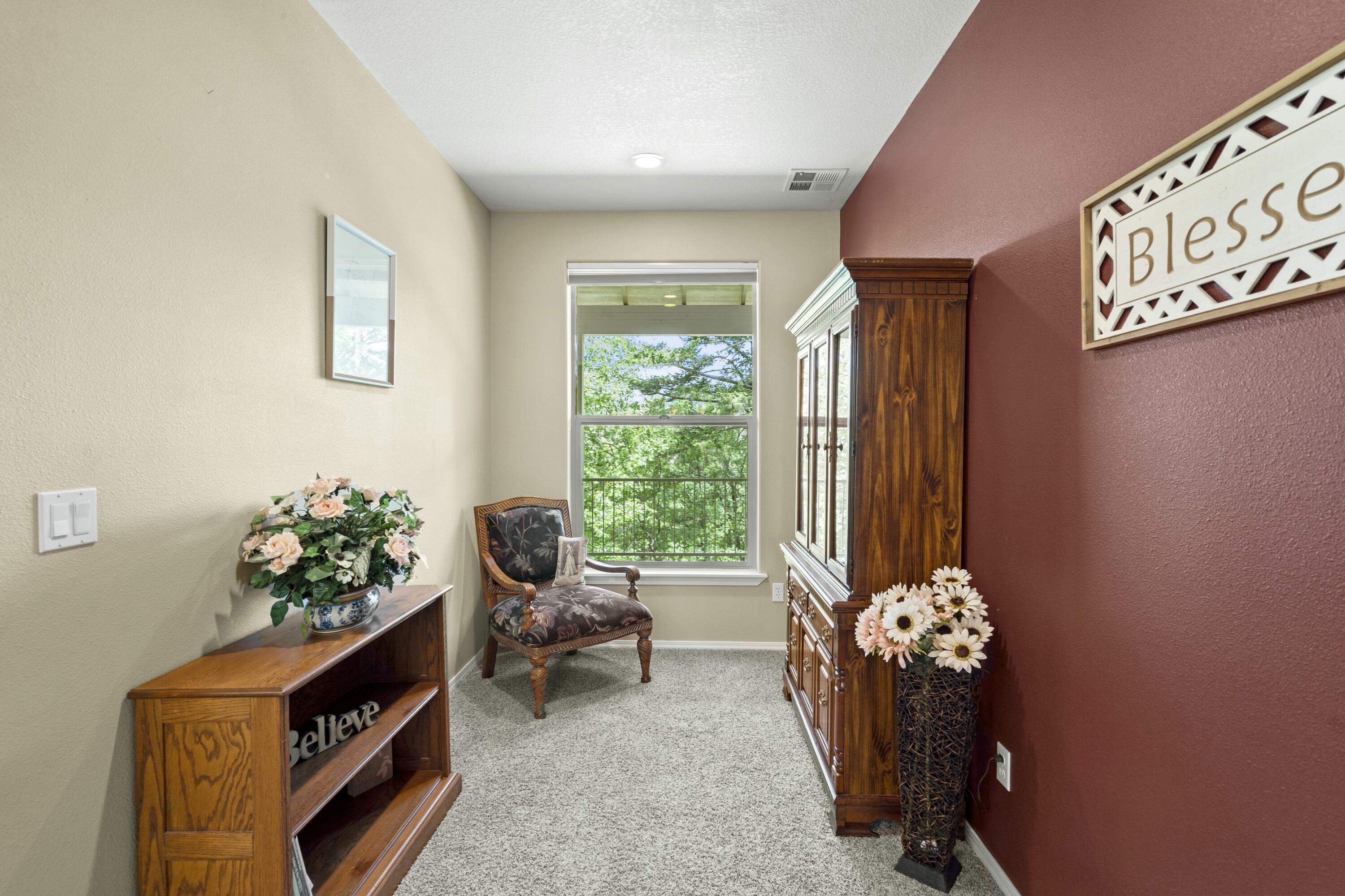 466 Three Pines Road Grants Pass, OR 97526 - Photo 15 of 41 Sitting Area