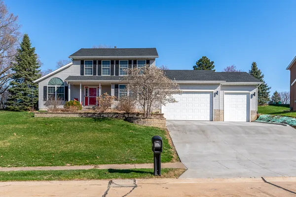 $473,000 | 76 Parkview Drive, Eldridge, IA 52748