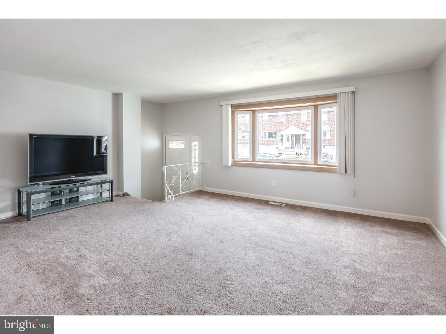 12729 Hollins Road Philadelphia, PA 19154 - Photo 3 of 23 Living Room