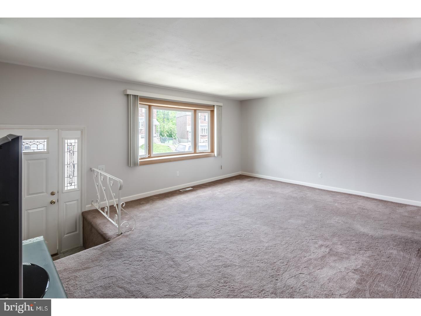 12729 Hollins Road Philadelphia, PA 19154 - Photo 4 of 23 Living Room