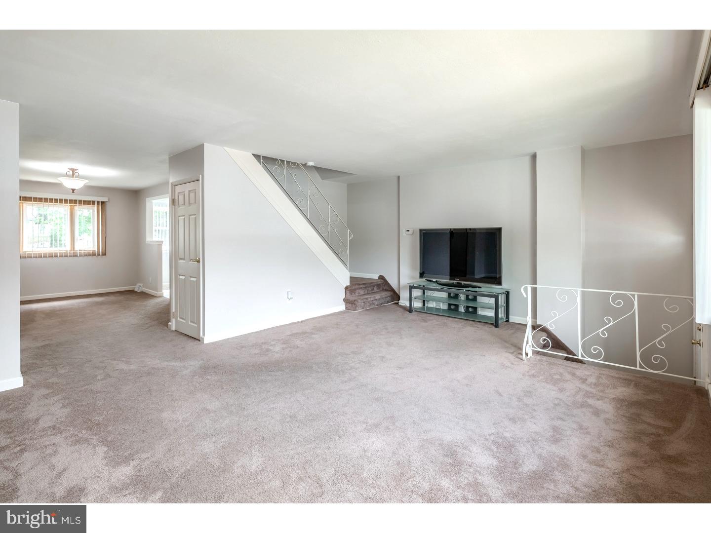 12729 Hollins Road Philadelphia, PA 19154 - Photo 5 of 23 Living Room