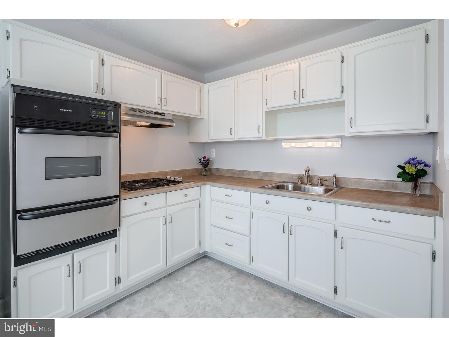 12729 Hollins Road Philadelphia, PA 19154 - Photo 8 of 23 Kitchen