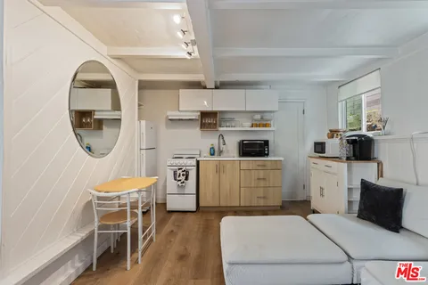 $2,035,888 | 2922 Highland Avenue, Santa Monica, CA 90405