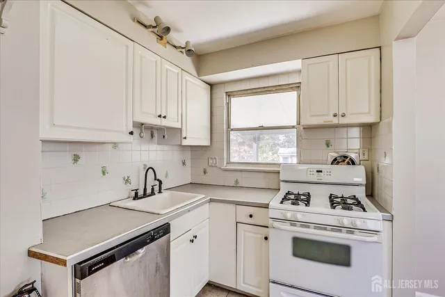 $3,095 | 11 Heathcote Avenue, Edison, NJ 08817