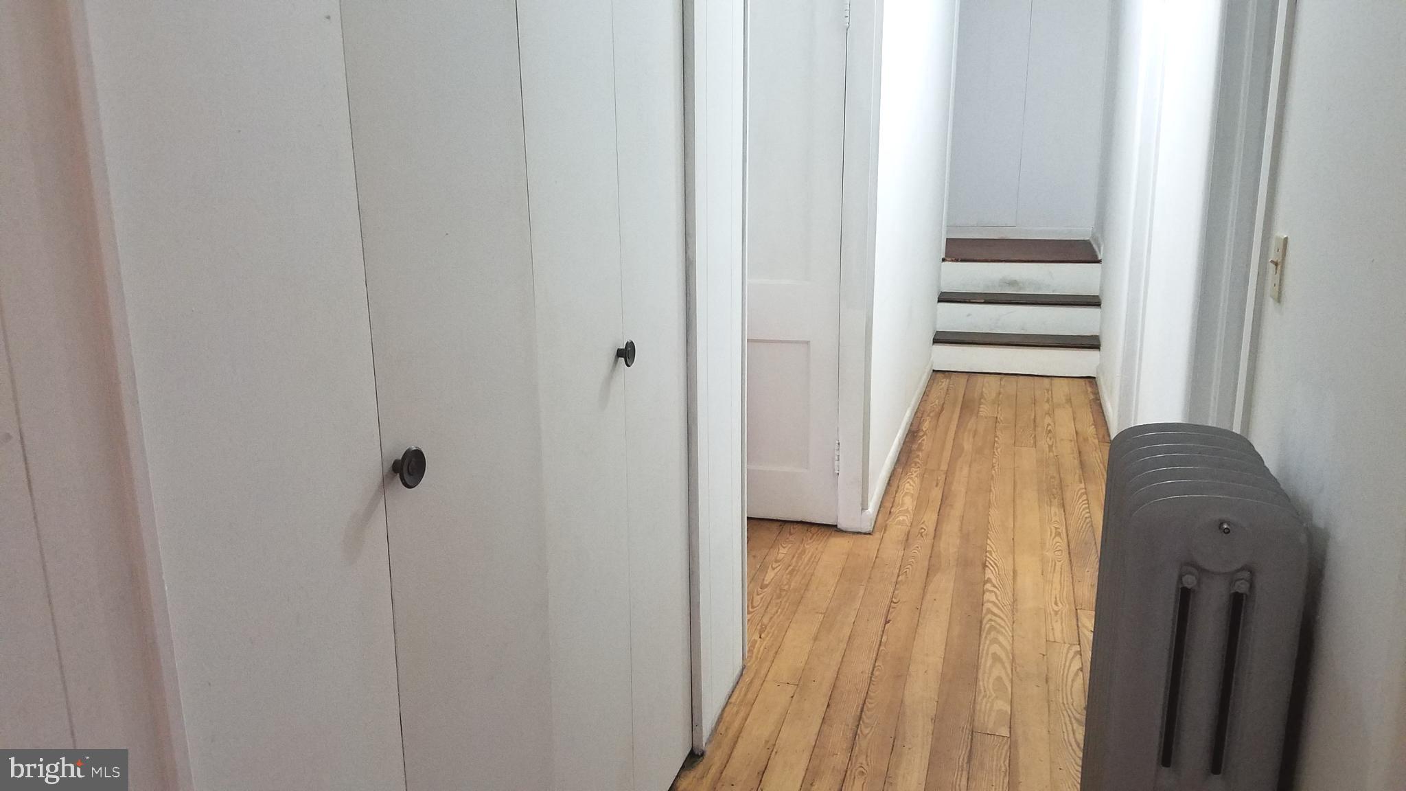 601 North Bend Road Baltimore, MD 21229 - Photo 20 of 22 Main BR Hall w/Extra Closet & Stairs to Upper