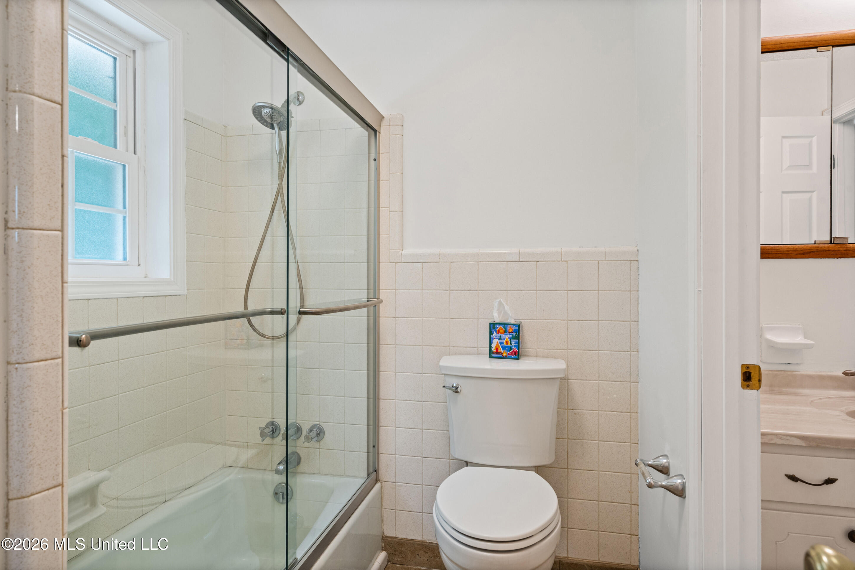 7145 Westbranch Road Olive Branch, MS 38654 - Photo 15 of 39 Upper Level Primary / Shared Bath