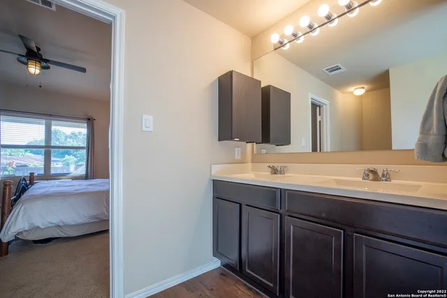 a en suite bathroom with double vanity and a mirror